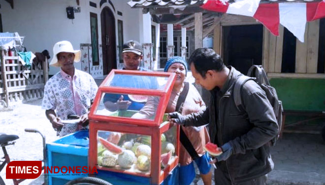 Jurjani (42) penjual buah keliling asal Dukuh Bulak Banteng RT. 01 RW. 07, Desa Jatimulya, Kecamatan Suradadi, Kabupaten Tegal, Jawa Tengah. (FOTO: ajp.TIMES Indonesia)