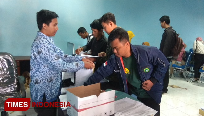 Petugas verivikasi dan validasi BDT mengambil formulir pendataan dan surat tugas di Kantor Dinsos Lamongan, Rabu (18/7/2019). (FOTO: MFA Rohmatillah/TIMES Indonesia)