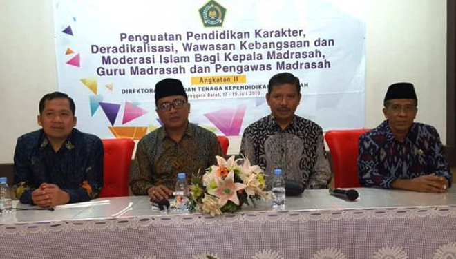  Kepala Bidang Pendidikan Madrasah (Kabid Penmad) Kanwil Kemenag Provinsi NTB, H Zamroni Aziz (dua kanan). (FOTO: Istimewa)