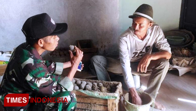 Danramil 05/Suradadi Kodim 0712 Tegal, Kapten Infanteri Jamaludin Abbas melihat dari dekat pembuatan kerajinan telur asin Kusmoro (37) Kepala Dukuh Sigerung, Desa Jatimulya, Kecamatan Suradadi, Kabupaten Tegal, Jawa Tengah. (FOTO: AJP TIMES Indonesia)