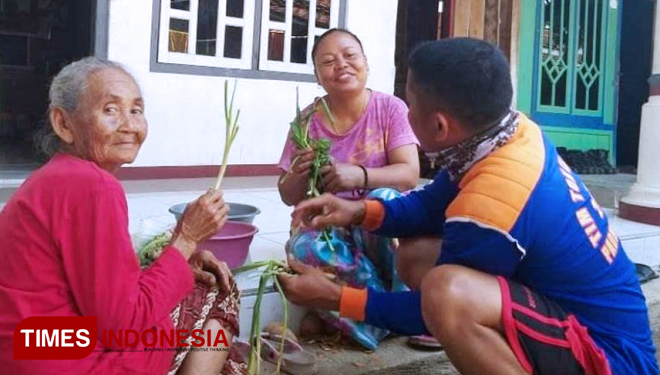 Endang (40) dan Satri (85) warga Dukuh Sigerung RT/RW. 01, Desa Jatimulya, Kecamatan Suradadi, Kabupaten Tegal, Jawa Tengah, salah satu orang tua asuh anggota Satgas TMMD Reguler 105 Tegal. (FOTO: AJP TIMES Indonesia)