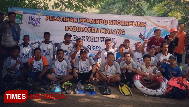 Para peserta pemandu snorkeling saat mengikuti pelatihan di Sumber Sira. (Foto: Binar Gumilang/TIMES Indonesia)