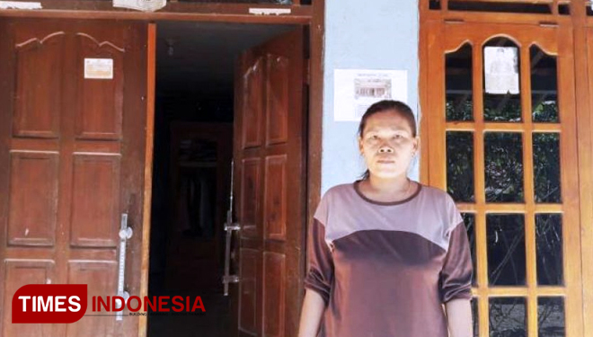 Sri Dewi (40) istri dari Suratno (40) buruh tani Dukuh Sigerung RT. 01 RW. 05, Desa Jatimulya Kecamatan Suradadi, Kabupaten Tegal, Jawa Tengah, adalah salah satu orang tua asuh Satgas TMMD Reguler 105 Tegal. (FOTO: AJP TIMES Indonesia)