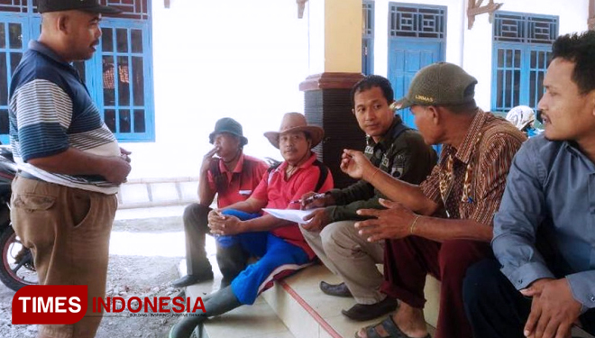 Sersan Mayor Aan Setyawan, jurnalis publikasi TMMD Reguler 105 Tegal mengumpulkan informasi di lapangan. (FOTO: AJP TIMES Indonesia)