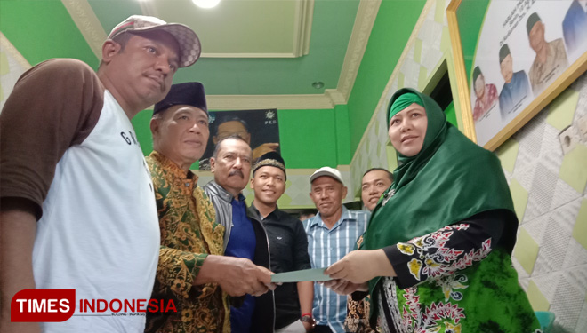 H Abdillah Rafsanjani (berbaju batik dan berkopiah) ditemani para pengusaha dan pasukan Forsuba saat mendaftar Bacabup dikantor DPC PKB Banyuwangi. (FOTO: Syamsul Arifin/TIMES Indonesia)
