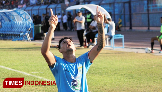 Striker Persela, Alex dos Santos Goncalves merayakan golnya, (FOTO: MFA Rohmatillah/TIMES Indonesia)