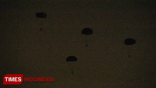 Suasana latihan perang Angkasa Yudha 2019 di Lanud Abd Saleh Malang dalam keadaan gelap. (FOTO: Tria Adha/TIMES Indonesia) 