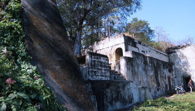 Benteng Kedung Cowek merupakan gudang persenjataan kolonial Hindia Belanda yang berhasil diambil alih oleh pasukan Tentara Keamanan Rakyat Pasukan Sriwijaya saat perang kemerdekaan. Namun kondisi benteng ini sudah tidak terawat lagi, Kamis (18/7/20). (fot