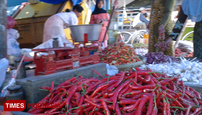Pedagang Cabai di Sumenep. Pasokan yang minim membuat harga cabai melambung tinggi. (Foto: Ach. Qusyairi Nurullah/TIMES Indonesia)