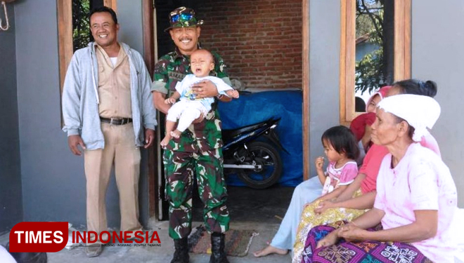 Danki Satgas TMMD Reguler 105 Tegal Kapten Infanteri Jamaludin Abbas tengah berkunjung ke rumah warga Jatimulya.