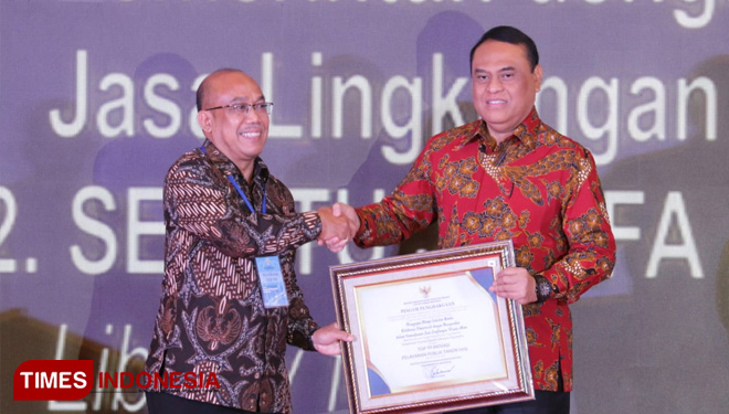 Sekda DIY Ir Gatot Saptadi ketika menerima penghargaan. (FOTO: Humas Pemda DIY/TIMES Indonesia)