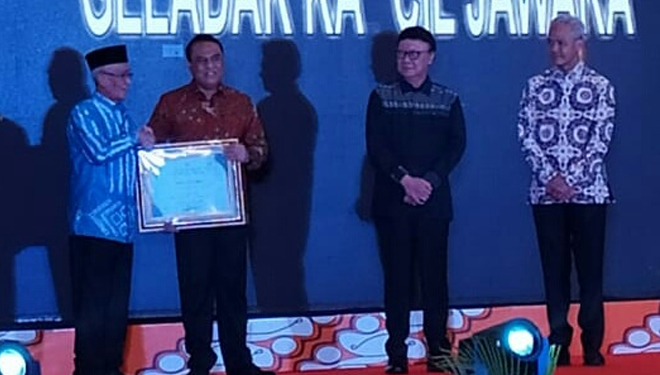 Bupati Bondowoso KH Salwa Arifin saat menerima penghargaan Top 99 Inovasi Pelayanan Publik 2019 dengan judul inovasi Geladak Kancil Jawara. (FOTO: Istimewa). 