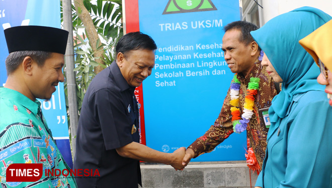 Bupati Sambari Halim Radianto, Ketua Tim Penilai Ahyar didampingi Kepala SD Muhammadiyah 2 GKB Gresik Nor Qomari (FOTO: Akmal/TIMES Indonesia).