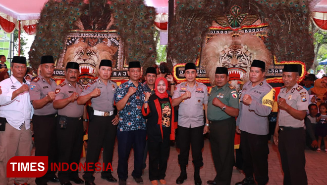 Kapolres Ponorogo melakukan safari kamtibmas. (Foto: Marhaban/TIMES Indonesia)