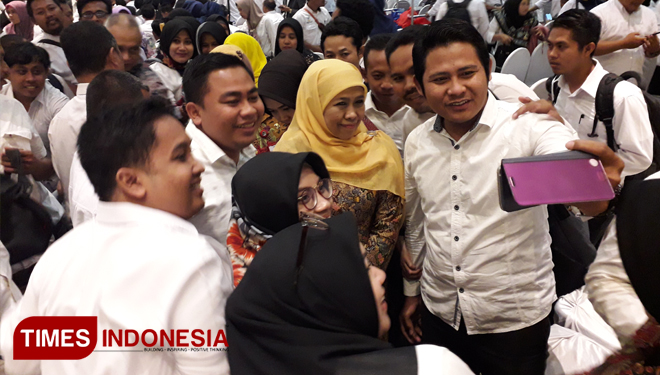 Gubernur Jatim Khofifah Indar Parawansa (tengah) bersama pendamping PKH Plus (foto: Iqbal/TIMES Indonesia)