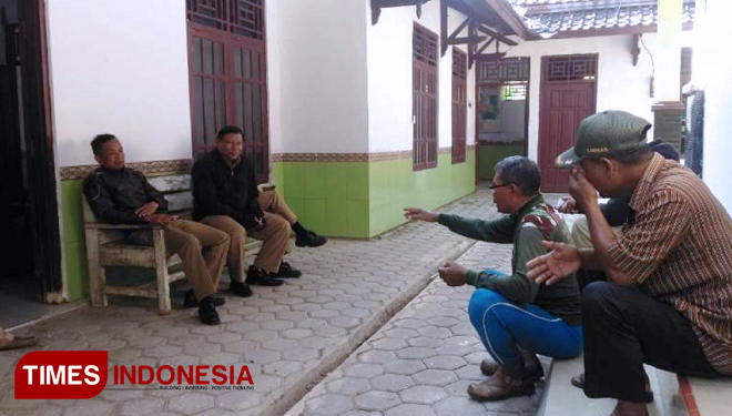 Peltu Suwaji (celana training biru), anggota Satgas TMMD dari Staf Teritorial Kodim 0712 Tegal, menjelaskan mekanisme pengerasan makadam kepada perangkat Desa Jatimulya, Kecamatan Suradadi, Kabupaten Tegal, Jawa Tengah, di Balai Desa/Posko TMMD. (FOTO: AJ