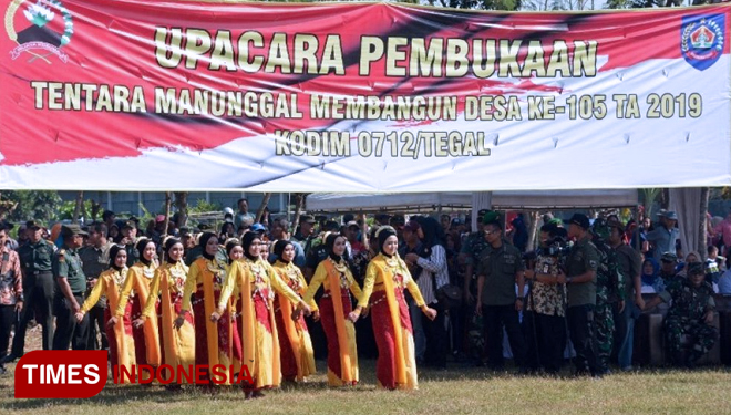 Kesenian penghibur tamu undangan dan masyarakat dalam pembukaan TMMD Reguler 105 Kodim 0712 Tegal. (FOTO: AJP TIMES Indonesia)