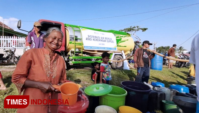 Musim kemarau tiba lebih cepat, membuat kekeringan di beberapa daerah di Indonesia, terlebih di Pulau Jawa. Merespons keadaan itu, ACT mendistribusikan air bersih sejak awal Juli. Ratusan ribu liter air bersih telah diterima belasan ribu jiwa di Indonesia
