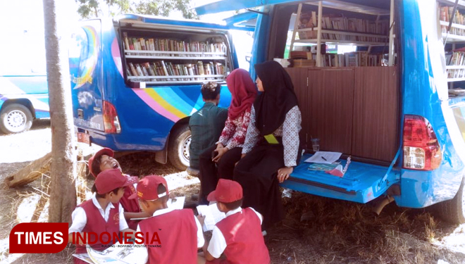 Mobil perpustakaan keliling Dinas Perpustakaan Daerah Kabupaten Tegal, Jawa Tengah, ramai dikunjungi anak-anak di lokasi TMMD Reguler. (FOTO: AJP TIMES Indonesia)