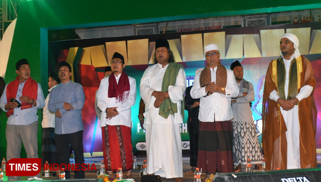Gus Muwafiq bershalawat bersama peserta Pionir IX di UIN Malang. (FOTO: Imam Kusnin/TIMES Indonesia)