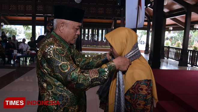 Plt Bupati Malang, Drs HM Sanusi MM saat menyematkan tanda peserta kepada santri yang mengikuti PORSADIN. (Foto : Humas Pemkab Malang for TIMES Indonesia)