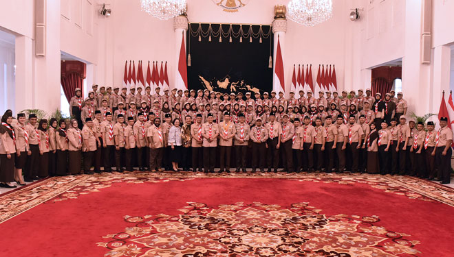 Kontingen Pramuka Indonesia yang akan mengikuti Jambore Pramuka Dunia foto bersama Presiden Joko Widodo di Istana Negara, Jakarta, Jumat (19/7/2019). (Foto: Setkab RI) 