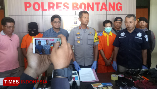 Kapolres Bontang, AKBP Siswanto Mukti bersama jajarannya melakukan konfrensi pers dihadapan media terkait pencurian dan perampokan beberapa waktu lalu,  Jumat 19/7/2019 (FOTO: Kusnadi/TIMES Indonesia)
