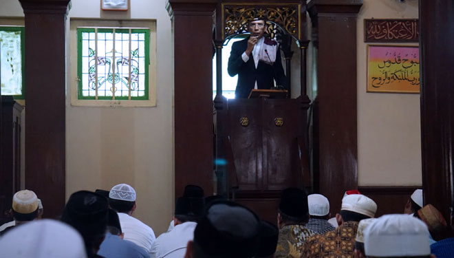 Tuan Guru Bajang Dr. KH. zainudin Abdul Majid saat mengisi khutbah Jumat di Masjid Tegal Sari Solo Jawa Tengah (Foto: istimewa)