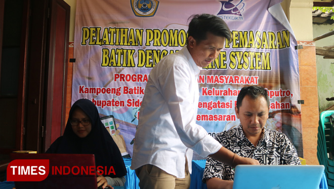 Alda Raharja, Dosen Fakultas Teknik Jurusan Informatika Unitomo memberikan pelatihan pembuatan website kepada perajin batik di Kampoeng Batik Jetis, Sidoarjo, Jumat (19/7/2019). (Foto: Lely Yuana/TIMES Indonesia)