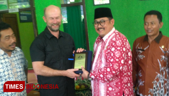 Wakil Duta Australia untuk Indonesia, Allaster Cox diterima Wakil Bupati Bondowoso Irwan Bachtiar Rahmat (FOTO: Moh Bahri/TIMES Indonesia)