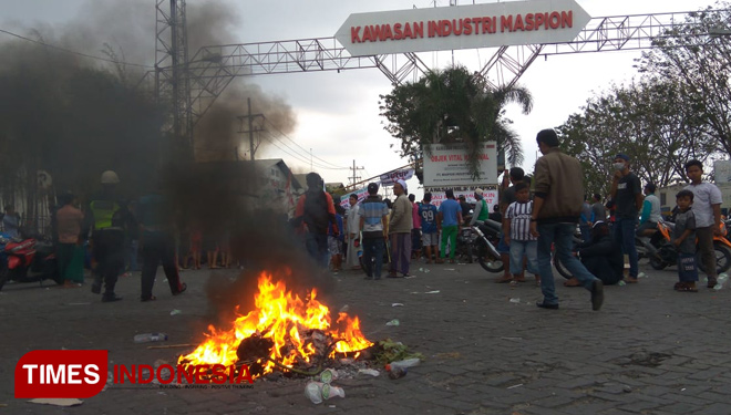 Warga Manyar Gresik saat demo di depan pabrik. (Foto: Akmal/TIMES Indonesia)