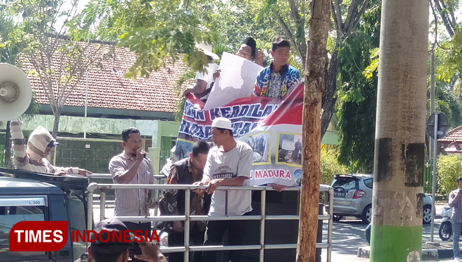 Ketua Paguyuban Petani Tembakau Madura, Muhammad Munir saat menggelar aksi di depan kantor Bupati Pamekasan. (Foto: Akhmad Syafi'i/TIMES Indonesia)