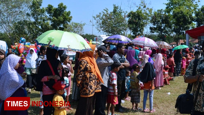 Antusias warga di Kecamatan Suradadi, Kabupaten Tegal, Jawa Tengah, menyaksikan upacara pembukaan TMMD Reguler 105 Kodim 0712 Tegal di Lapangan Desa Jatimulya. (FOTO: AJP TIMES Indonesia)