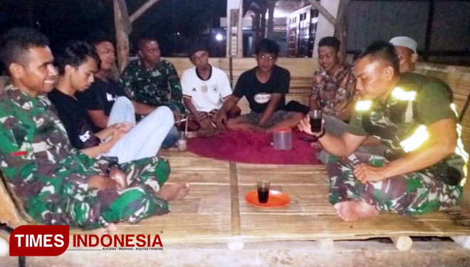 Anggota penugasan kompak dengan masyarakat Desa Jatimulya, Kecamatan Suradadi, Kabupaten Tegal, Jawa Tengah, ronda malam. (FOTO: AJP TIMES Indonesia)