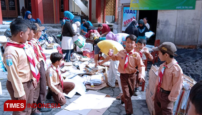 Suasana penyetoran sampah yang dilakukan para siswa kepada Bank Sampah MI Darul Ulum, uang yang terkumpul dipergunakan untuk bayar SPP. (foto: Muhammad Dhani Rahman/TIMES Indonesia) 