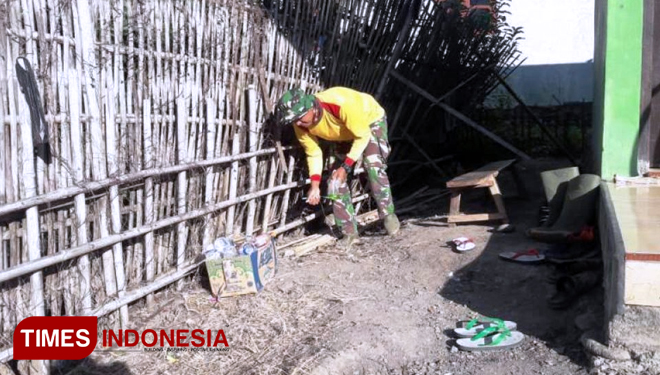 Kopda Sampuri, anggota Satgas TMMD Reguler 105 Tegal, bersihkan pekarangan orang tua asuhnya, Marina (35), Dukuh Sigerung Desa Jatimulya, Kecamatan Suradadi, Kabupaten Tegal, Jawa Tengah. (FOTO: AJP TIMES Indonesia)
