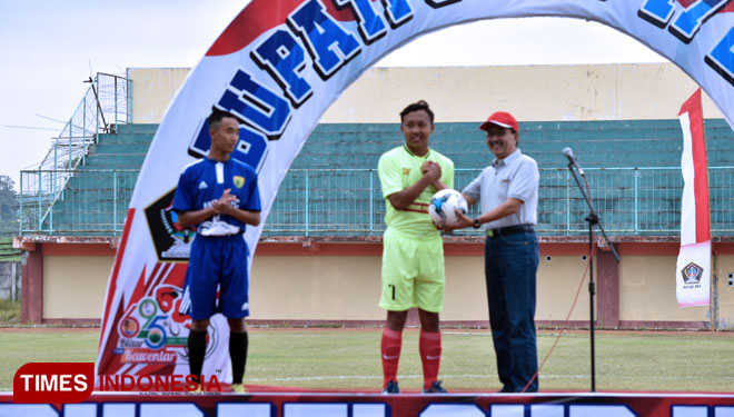 Sekretaris Daerah Kabupaten Blitar menyerahkan bola kepada peserta sebagai tanda dimulainya Turnamen Sepakbola U-17 Bupati Cup 2019, Sabtu ( 20/7/2019). (Foto: Sholeh /TIMES Indonesia)