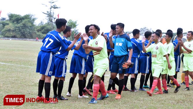 Pertandingan pertama turnamen U-17 Bupati Cup, Putra Amoeba menghadapi Walet Binangun di stadion Gelora Penataran, Sabtu (20/7/2019). (Foto: Sholeh /TIMES Indonesia)