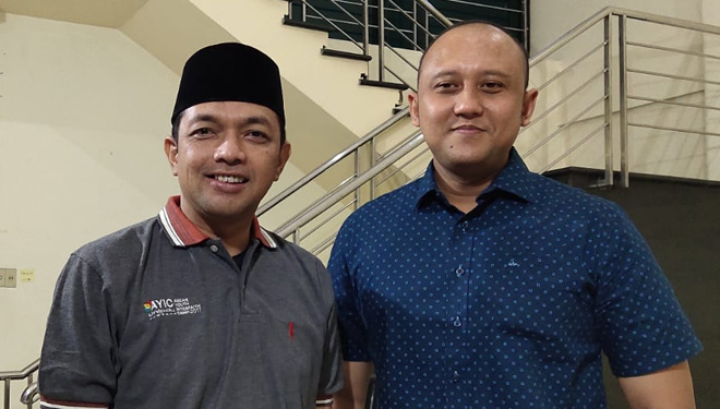 Ulama NU, Gus Hans (kiri) bersama Politis PSI Dhimas Anugrah (kanan) saat mengadakan pertemuan di Surabaya, Jumat (19/7/2019). (Foto: Istimewa)