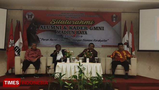 Para pembicara di forum silaturahmi kader dan alumni GMNI Madiun Raya di The Sun Hotel Kota Madiun. (Foto: Yupi Apridayani/TIMESIndonesia)