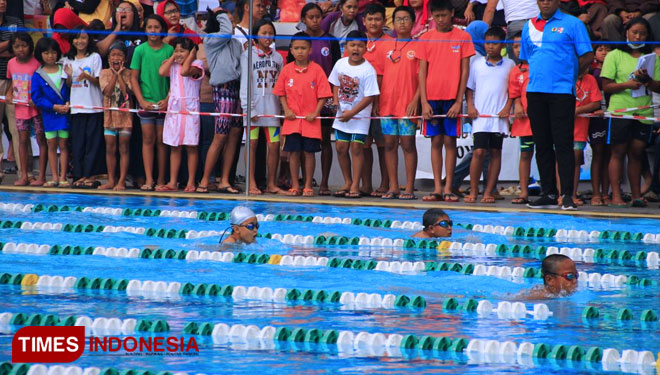 Kejuaraan renang se Jawa Timur dalam rangka Danlanud Cup I di kolam renang Tirta Ambara Lanud Abdulrachman Saleh Malang. (foto: Tria Adha/TIMES Indonesia)