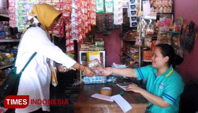 Leni (31) salah satu pemilik warung yang mengalami kenaikan omset dengan adanya TMMD. (FOTO: AJP TIMES Indonesia)