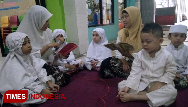Siswa KB/TK Khadijah dipandu guru dalam pelaksanaan amaliah Aswaja  An Nahdliyah (19/7/19). (FOTO: AJP TIMES Indonesia)
