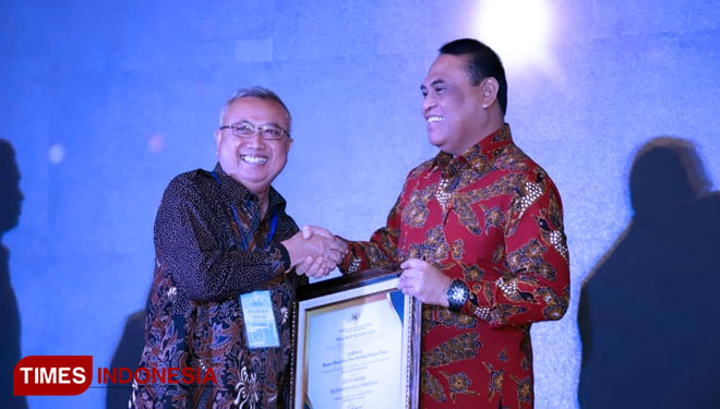 Bupati Bantul Drs Suharsono saat menerima penghargaan di Ballroom Hotel Gumaya Tower, Semarang, Jawa Tengah, Kamis (18/7/2019) malam. (FOTO: Pemkab Bantul/TIMES Indonesia)