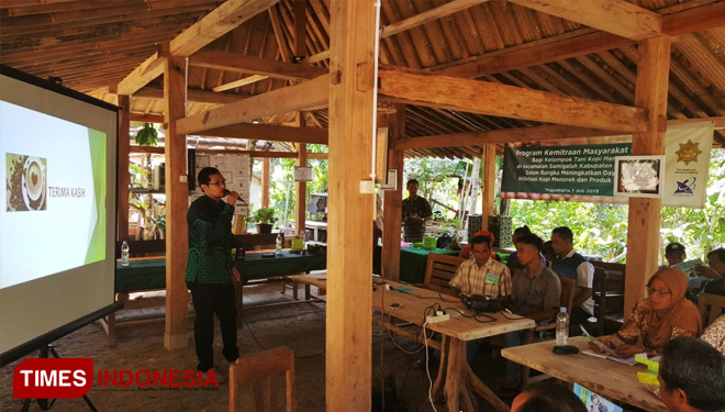 Dosen Prodi Teknologi Pertanian (TP) UWM, Masrukan ketika melakukan sosialisasi bersama  kelompok petani kopi Lereng Menoreh Kulon Progo. (FOTO: Istimewa/TIMES Indonesia)