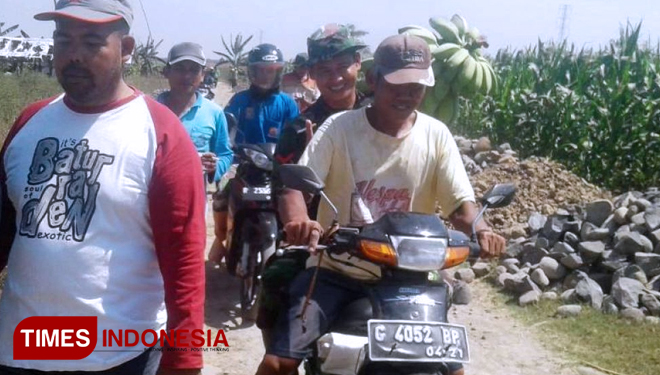 Sukri (50) petani asal Dukuh Sigerung, RT/RW. 01, Desa Jatimulya, Kecamatan Suradadi Kabupaten Tegal, Jawa Tengah, berikan pisang kepok kepada TNI. (FOTO: AJP TIMES Indonesia)