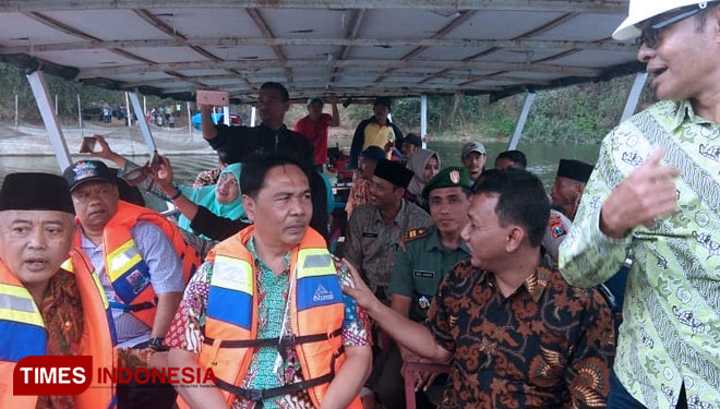 Plt Bupati Malang, Drs HM Sanusi MM saat meninjau lokasi pembangunan jembatan penghubung dua kecamatan. (Foto : Binar Gumilang / TIMES Indonesia)