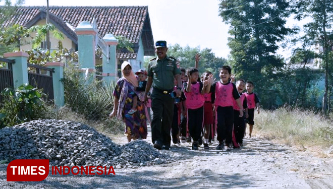 Keceriaan anak-anak SDN Jatimulya 03 Dukuh Sigerung, Desa Jatimulya, Kecamatan Suradadi, Kabupaten Tegal, Jawa Tengah, menuju lokasi pembangunan jalan. (FOTO: AJP TIMES Indonesia)