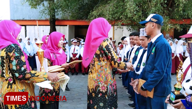 Kepala SMP Khadijah 2 memberikan penghargaan kepada siswa berprestasi dalam upacara penyambutan siswa baru. (FOTO: AJP TIMES Indonesia)