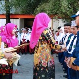 Sambut Siswa Baru, SMP Khadijah 2 Surabaya Lepas Ratusan Burung